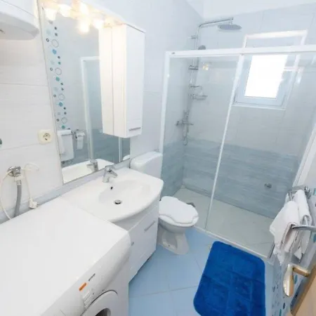 Holiday home Spacious Lush Garden Private Access To - Sherene Trogir