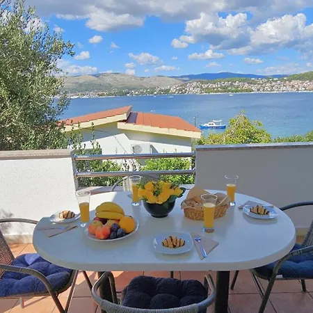 Spacious Lush Garden Private Access To - Sherene Holiday home