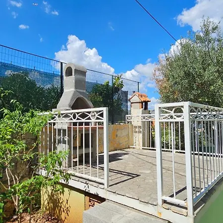 Spacious Lush Garden Private Access To - Sherene Trogir