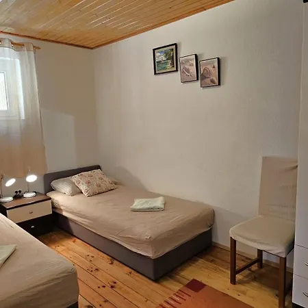 Spacious Lush Garden Private Access To - Sherene Holiday home