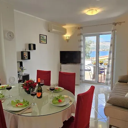 Holiday home Spacious Lush Garden Private Access To - Sherene