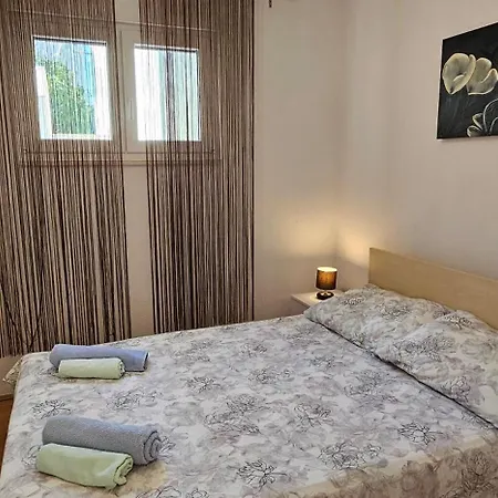 Spacious Lush Garden Private Access To - Sherene Holiday home *