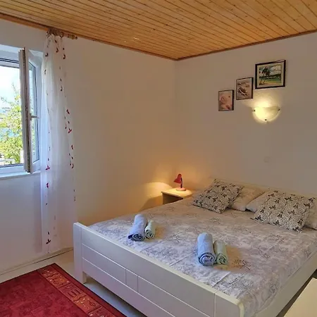 Holiday home Spacious Lush Garden Private Access To - Sherene