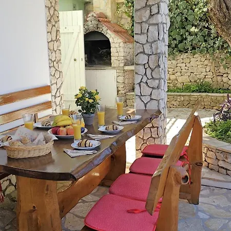 Holiday home Spacious Lush Garden Private Access To - Sherene *