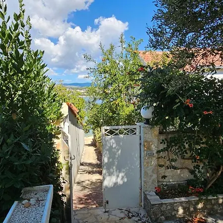Spacious Lush Garden Private Access To - Sherene * Trogir