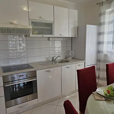 Holiday home Spacious Lush Garden Private Access To - Sherene *