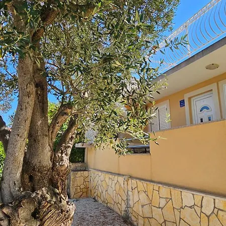 Holiday home Spacious Lush Garden Private Access To - Sherene Trogir