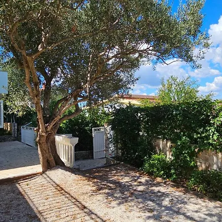 Spacious Lush Garden Private Access To - Sherene * טרוגיר