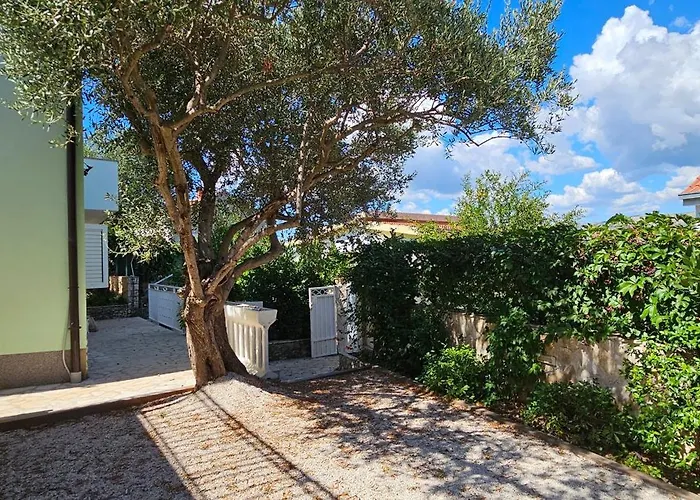 Spacious Lush Garden Private Access To - Sherene * Traù