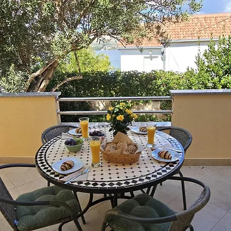 Spacious Lush Garden Private Access To - Sherene